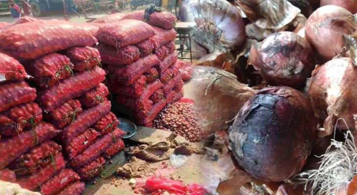 ভারতীয় সীমান্তে পচছে ৩০ হাজার টন পেঁয়াজ, ২ টাকায় বিক্রি করতে বাধ্য ব্যবসায়ীরা